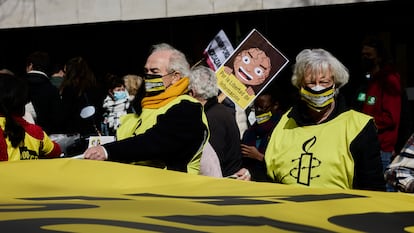 Varias personas con pancartas que rezan 'Por la libertad de información' participan en una manifestación contra la ley mordaza, a 13 de febrero de 2022, en Madrid.