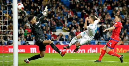 Lucas Vázquez, del Real Madrid, marca el 2-1 en el partido de ayer.