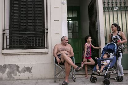 Vecinos del barrio Parque Patricios salen a la calle a compartir con la familia. Buenos Aires, 22 Febrero 2015. 