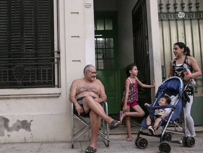 Vecinos del barrio Parque Patricios salen a la calle a compartir con la familia. Buenos Aires, 22 Febrero 2015.