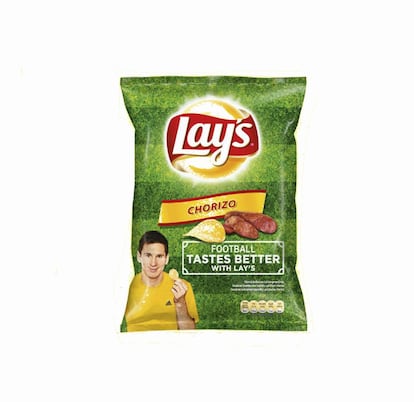 En España nos hemos resistido a dos o tres sabores de Lay’s, aunque en su día hemos visto nacer muchas variedades limitadas como las Lay’s sabor chorizo. Por cierto, en Rumania acaban de sacar sus propias Lay’s de este sabor. Y sale Messi en la bolsa… ¡ejem!