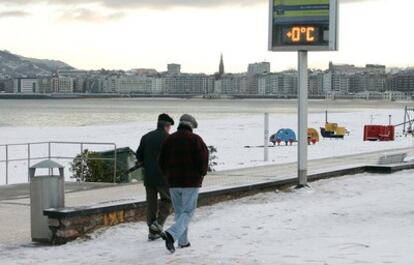 Imagen de la playa de La Concha, en San Sebastián, cubierta por la nieve