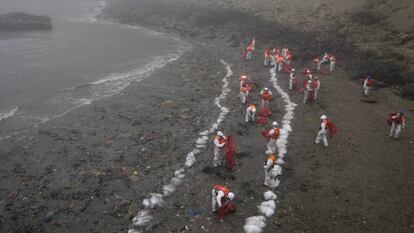 Trabajadores, durante la limpieza del derrame petrolero en Perú. 