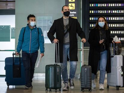 Viajeros procedentes de Londres, este lunes en el aeropuerto de Manises, en Valencia.