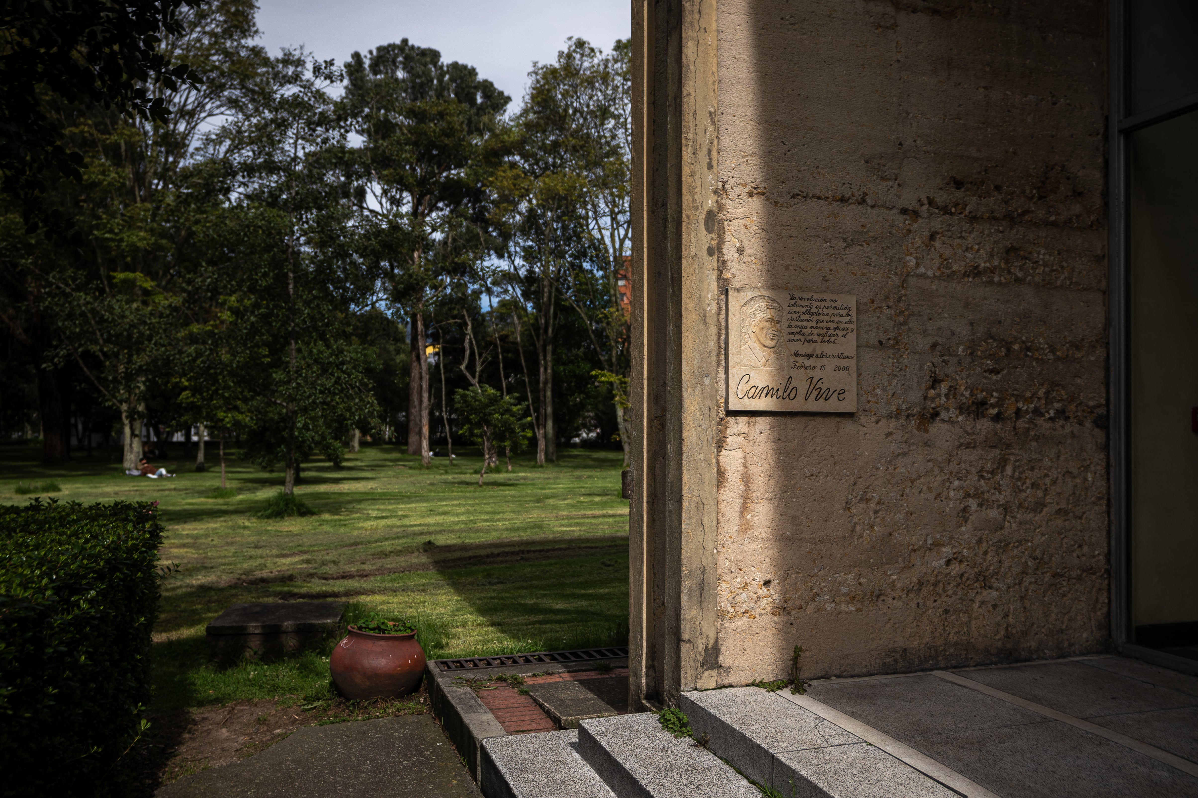 Placa memorial en honor Camilo Torres en la capilla de la Universidad Nacional en Bogotá.