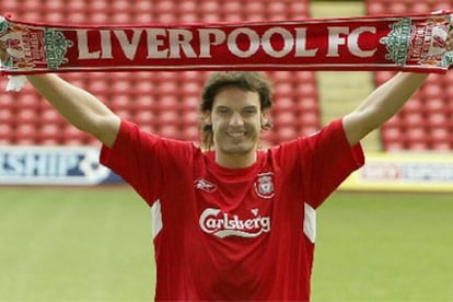 Morientes posa con la bandera del Liverpool antes de su presentación.