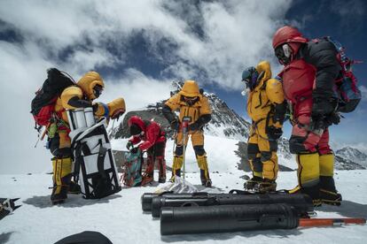 Instalación de una de las cincon estaciones metereológicas del proyecto. ©National Geographic