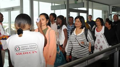 Control m&eacute;dico en el aeropuerto de Abiy&aacute;n, en Costa de Marfil, para intentar evitar la propagaci&oacute;n del virus del &eacute;bola.