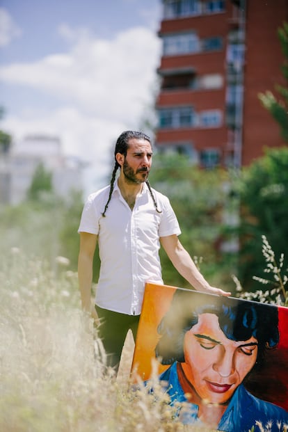 Pablo Rubén Maldonado (Granada, 1977), con un cuadro de Camarón dibujado por su padre, en el madrileño barrio de Villaverde. El pianista flamenco reivindica al Camarón más abierto a otros sonidos y públicos: “Es una referencia. Cuando escuché por primera vez La leyenda del tiempo, que no son palos tradicionales, me impresionó muchísimo. Eso era lo que yo quería”.  