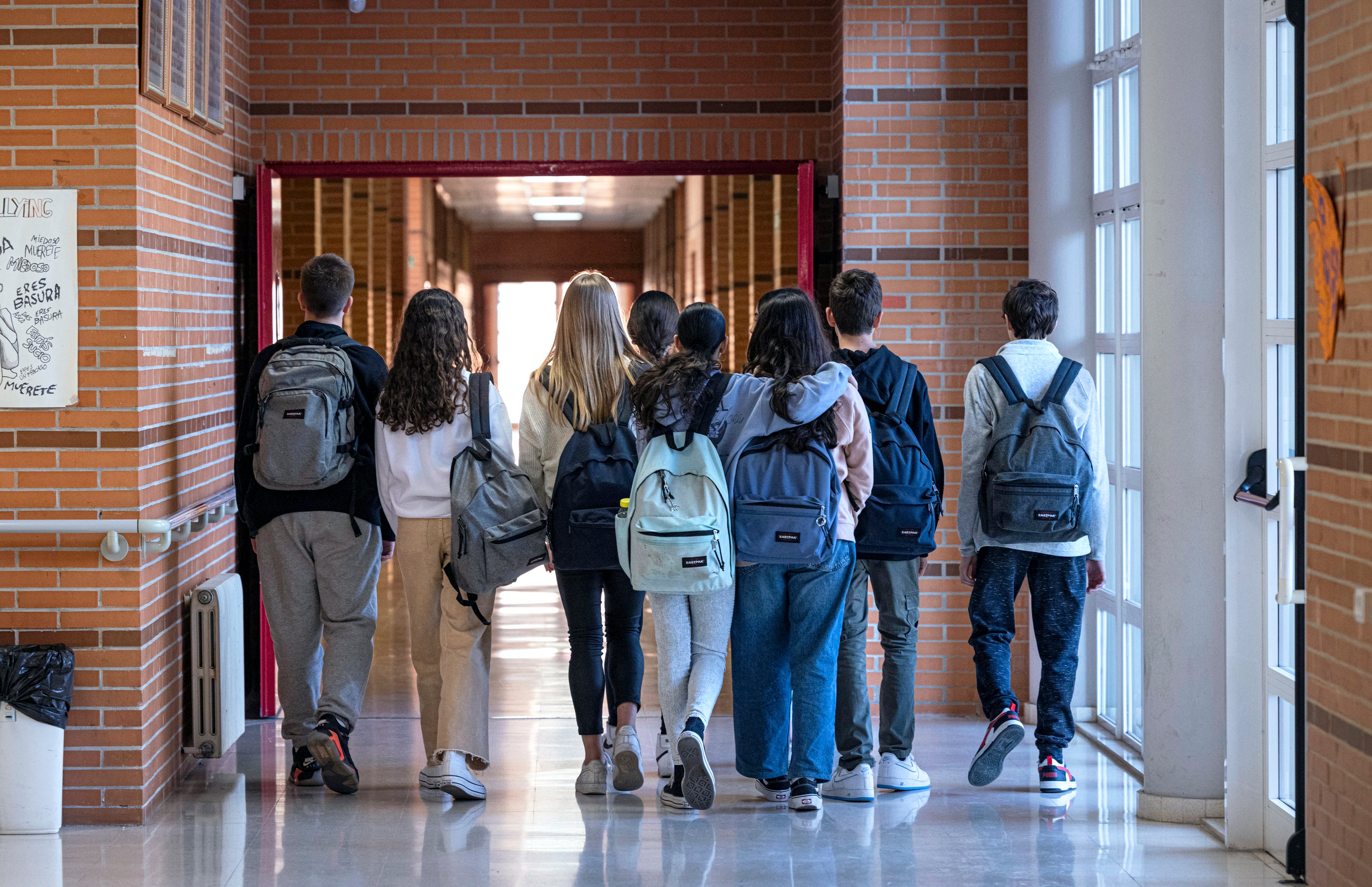 Un grupo de alumnos camina en el pasillo de un instituto de la Comunidad Valenciana.