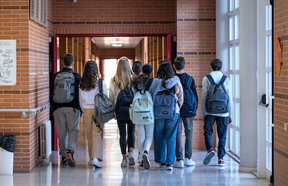 Un grupo de alumnos camina en el pasillo de un instituto de la Comunidad Valenciana.