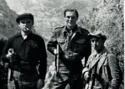 Paddy junto a unos guerrilleros.