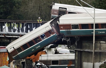 Justo antes del paso elevado por el que se precipitó el tren hay una curva pronunciada a la izquierda. Ese es el punto donde la velocidad límite son 30 kilómetros por hora. En la imagen, algunos de los vagones Talgo tras el accidente en Dupont, el 18 de diciembre de 2017.