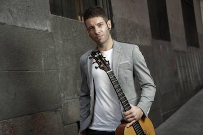 El guitarrista Pipo Romero en una calle de Madrid.