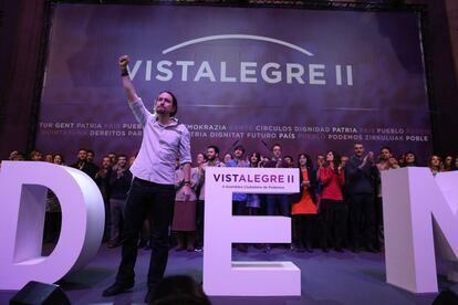 Pablo Iglesias saluda a los militantes.