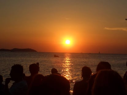 El m&iacute;tico atardecer desde el muy mediterraneo Caf&eacute; del Mar de Ibiza.