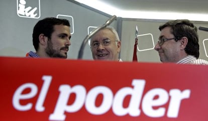El coordinador general de Izquierda Unida, Cayo Lara, conversa con los diputados Alberto Garzón (izquierda) y José Luis Centella, este sábado.
