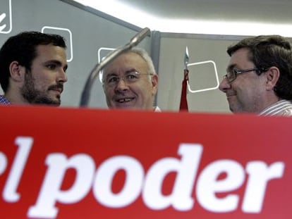 El coordinador general de Izquierda Unida, Cayo Lara, conversa con los diputados Alberto Garz&oacute;n (izquierda) y Jos&eacute; Luis Centella, este s&aacute;bado. 