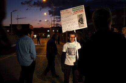 Familiares de víctimas del terrorismo esperan ante la cárcel gaditana de El Puerto I, la salida de Kubati, detenido en 1987 y condenado a más de mil años de prisión.