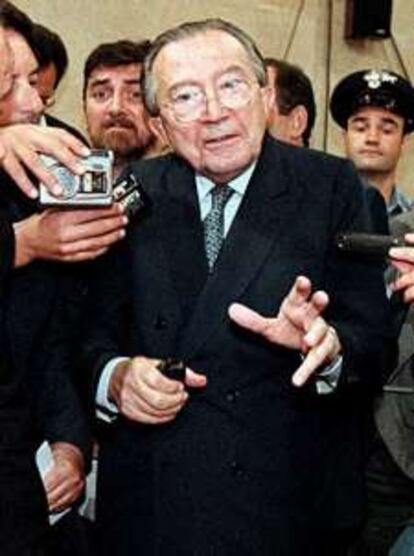 Andreotti, tras ser absuelto en octubre de 1999 de la acusación de pertenecer a la Mafia.