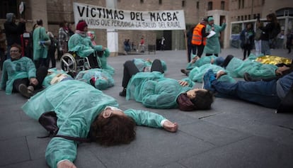 Un grupo de integrantes de la paltaforma CAP Raval Nord Digne protesta frente al MACBA.