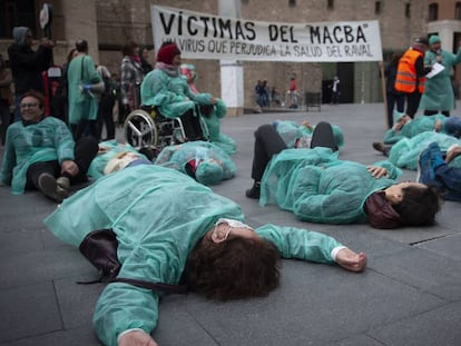 Un grupo de integrantes de la paltaforma CAP Raval Nord Digne protesta frente al MACBA.