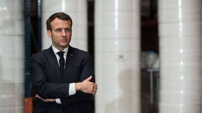 El presidente francés, Emmanuel Macron, en una fábrica de Saint-Barthelemy-d'Anjou (Francia), el pasado 31 de marzo.