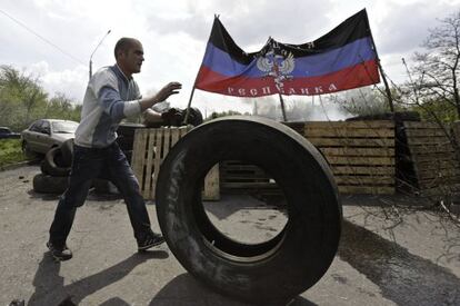 Um homem diante de uma barricada da autoproclamada República de Donetsk.