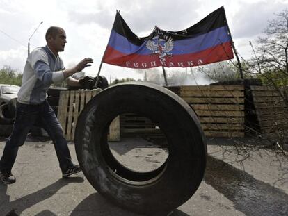 Um homem diante de uma barricada da autoproclamada República de Donetsk.