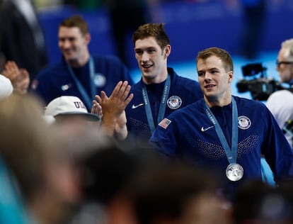 La delegación estadounidense de natación, tras la prueba de relevos 4x100m masculina en la piscina de La Défense en París.