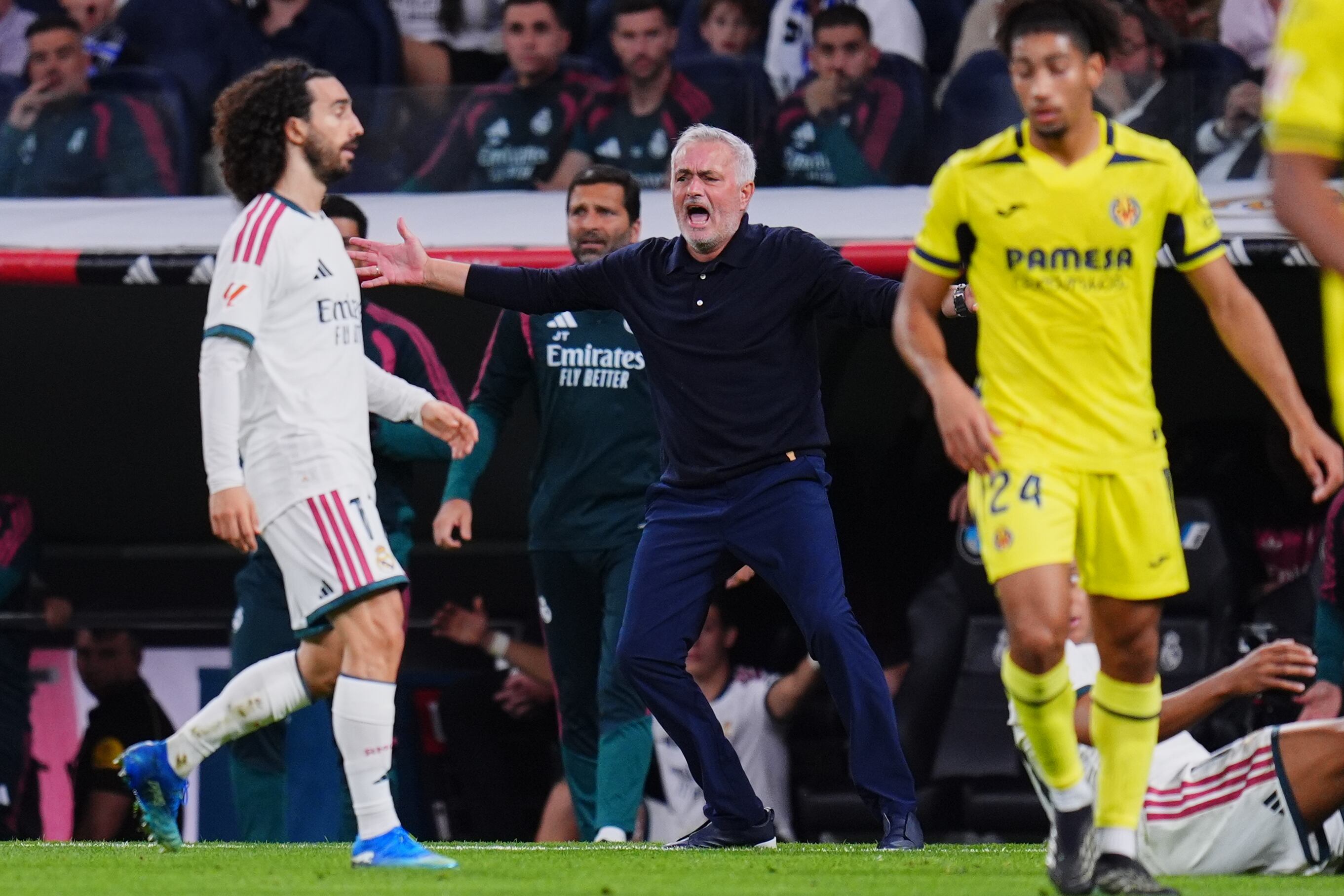 En tiempos revueltos, el Mourinho más mourinhista e intervencionista con el equipo