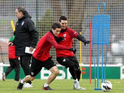 Pugna entre Herrera y Aduriz, con Bielsa a sus espaldas.