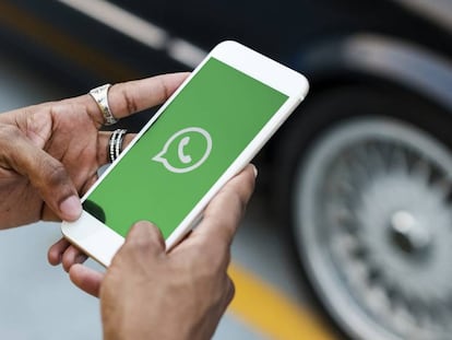 Smartphone con pantalla de WhatsApp