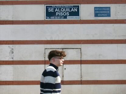 Carteles de alquiler de viviendas en Madrid.