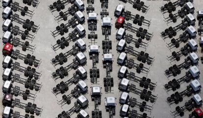 Imagem aérea mostra vários caminhões recém-fabricados no estacionamento da montadora Ford, em São Bernardo do Campo, na Grande São Paulo, no último dia 12.