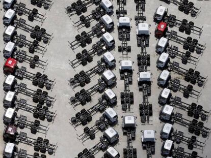 Imagem aérea mostra vários caminhões recém-fabricados no estacionamento da montadora Ford, em São Bernardo do Campo, na Grande São Paulo, no último dia 12.