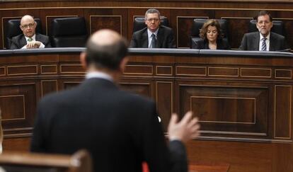 Rubalcaba se dirige a Rajoy durante la sesión de control.