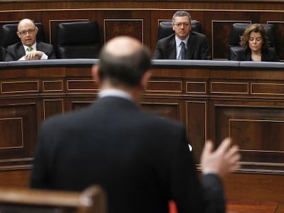 Rubalcaba se dirige a Rajoy durante la sesi&oacute;n de control.