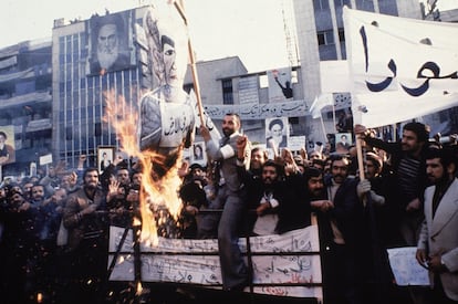 El exilio del Sha y el regreso de Jomeini no puesieron fin a las protestas. En la foto, domada en algún momento de 1979, un grupo de manifestantes quema una imagen de Mohammad Reza frente a la Embajada de EEUU en Teherán, nuevo objetivo de las protestas. El malestar por el apoyo de Washington al monarca alentará la toma de la Embajada norteamericana por un grupo de estudiantes en noviembre de ese mismo año. Los asaltantes, con el aparente respaldo de los nuevos líderes, mantuvieron secuestrados a 52 diplomáticos durante 444 días. La crisis, que se tradujo en la ruptura de relaciones, dura hasta hoy.