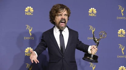 Peter Dinklage, com seu troféu Emmy por 'Game of Thrones'