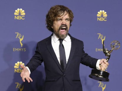 Peter Dinklage, com seu troféu Emmy por 'Game of Thrones'