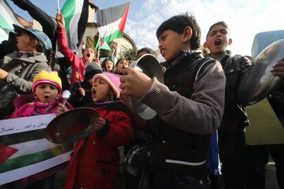 Según el Observatorio Sirio para los Derechos Humanos, hasta 43 palestinos han muerto ya de inanición o por falta de medicamentos en Yarmuk durante los tres últimos meses. En la imagen, niños protestan en Amán, por la mala situación de los reugiados del campo de Yarmuk, en Damasco, 4 de enero de 2014.