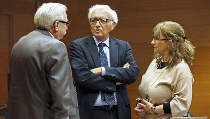 Rafael Vicente Queralt, el miércoles, antes de comparecer en las Cortes Valencianas, entre Jaime Mundo, del PP, y la socialista Cristina Moreno.