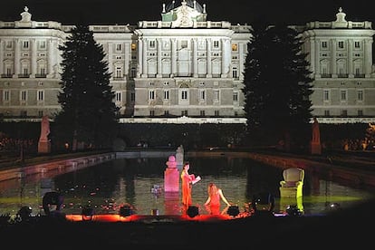 Los Jardines de Sabatini acogen una representación de danza durante la celebración de la Noche en Blanco en Madrid.