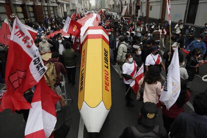 Seguidores del candidato izquierdista sostienen un gran inflable con forma de lapicero, símbolo del partido Perú Libre. 