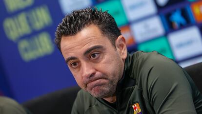 SANT JOAN DESPÍ (BARCELONA), 20/04/2024.- El técnico del FC Barcelona, Xavi Hernández, durante la rueda de prensa posterior al entrenamiento que realizó la plantilla barcelonista este sábado en la Cidad Deportiva Joan Gamper para preparar el partido de liga que disputarán mañana ante el Real Madrid en el Santiago Bernabéu. EFE/ Toni Albir
