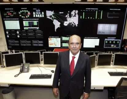 El presidente del Banco Santander, Emilio Botín, en la inauguración de la sala de control del nuevo Centro de Proceso de Datos de la entidad en Cantabria.