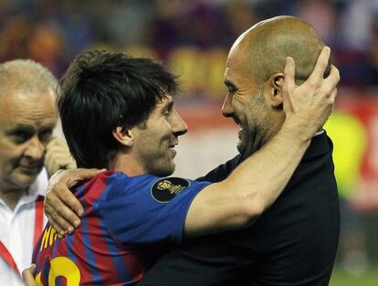 Messi y Guardiola se abrazan tras conseguir la Copa del Rey.