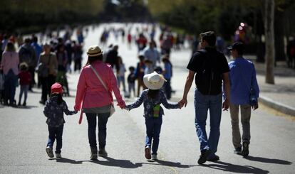 Una familia pasea por el Parque del Retiro (Madrid), en una imagen de archivo. 