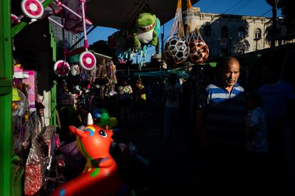 Ciudadanos transitan por una feria local de la ciudad de Valparaíso, Chile, en busca de productos para las fiestas de fin de año.